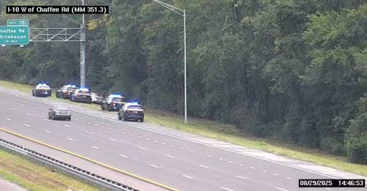 Hombre de 74 años y mujer de 69 mueren tras accidente en la I-10 contra señales de tráfico