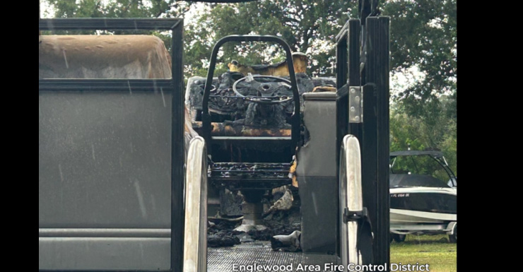 Incendio en bote en Englewood causado por rayo