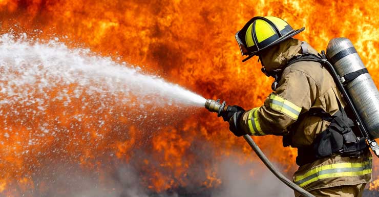 Incendio en garaje de vivienda en Sunrise; todos los residentes y mascotas están a salvo