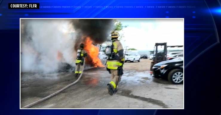 Incendio en lote de autos en Fort Lauderdale deja 10 vehículos dañados