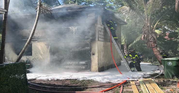 Incendio estalla en el garaje independiente de dos pisos de una casa en Miami, con vivienda incluida