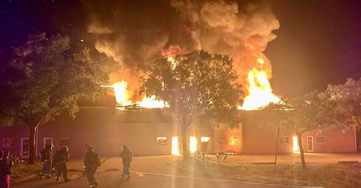 Incendio nocturno consume almacén en Port St. Lucie y desata investigación