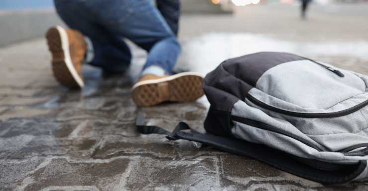 Inquilina de Ocala demanda a su arrendador tras caída en superficie exterior con baldosas