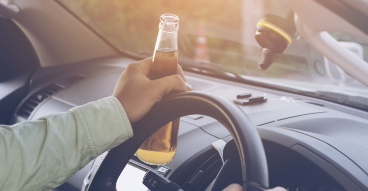 Maestro de Spring Hill arrestado por conducir bajo influencia tras chocar contra cerca de escuela, según agentes