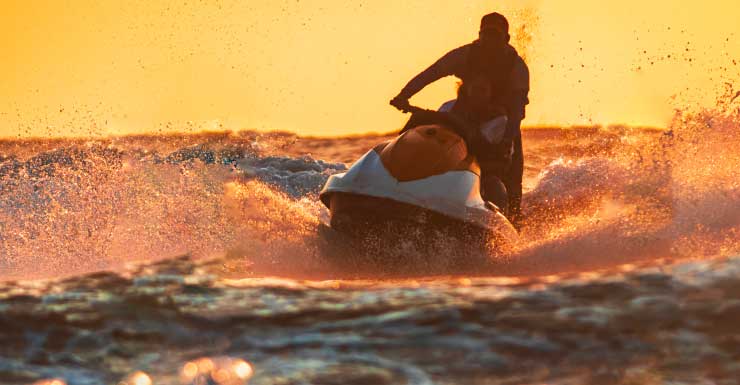 Persona cae de moto acuática tras giro brusco cerca de Stump Pass