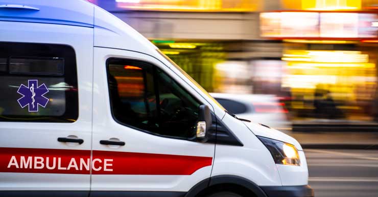 Persona hospitalizada tras caer de un Jeep en East Naples la noche del jueves