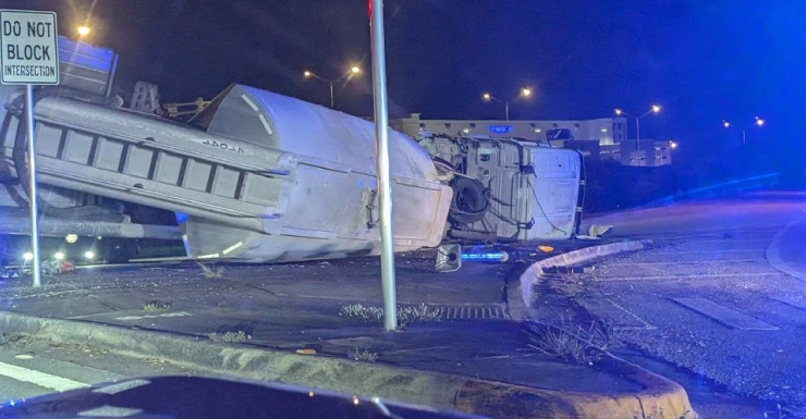 Reabren acceso tras volcadura de camión en la I-95 en West Palm Beach