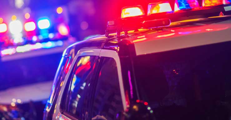 Recién casada acusada de violencia doméstica armada con cuchillos y pistola en Miami