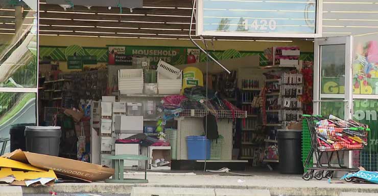 SUV se estrella contra Dollar Tree en Ruskin