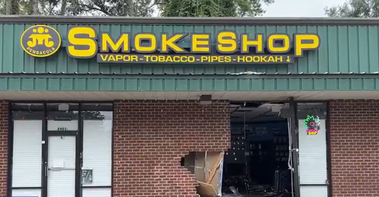 TPD Conductor choca contra tienda de tabaco en Tallahassee tras sufrir emergencia médica