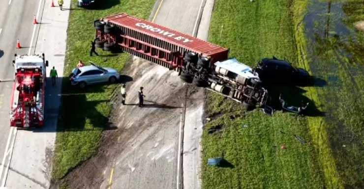 Tráiler volcado choca con 3 vehículos y causa retrasos en la I-75 en dirección sur en Royal Palm.