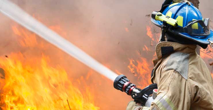Tres personas reciben atención médica tras incendio en condominio de gran altura en North Miami Beach