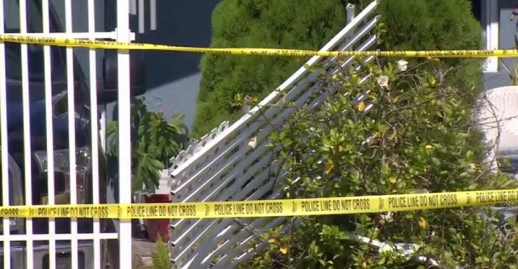 Una persona hospitalizada tras choque de auto contra portón en el suroeste de Miami-Dade