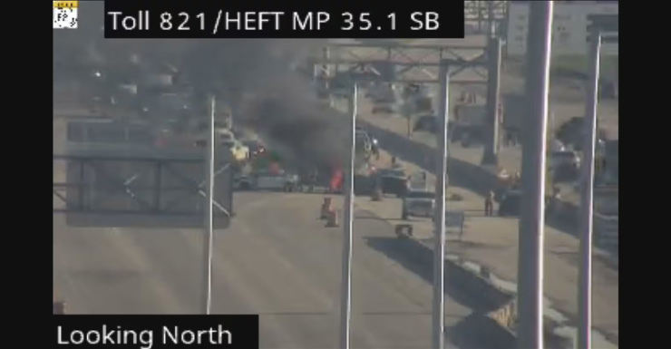 Una persona hospitalizada tras incendio de vehículo que provocó cierre en la Turnpike Sur en Hialeah Gardens