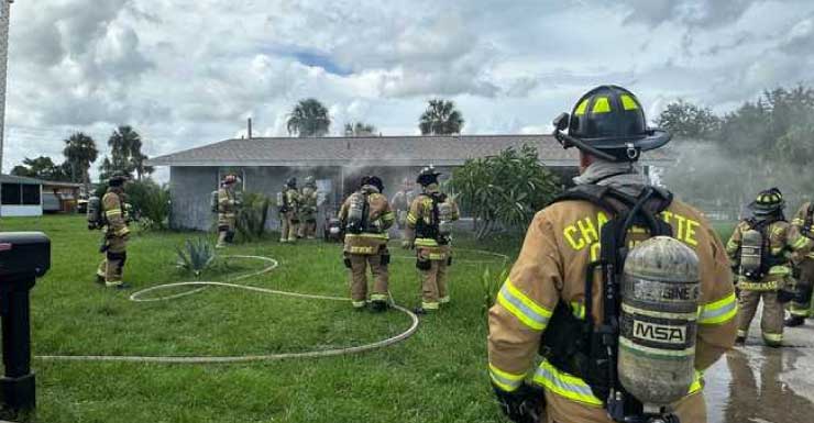 Una persona hospitalizada tras incendio que arrasó vivienda en el Condado de Charlotte