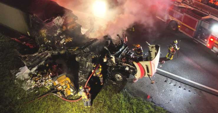 VIDEO 2 personas escapan sin lesiones tras incendio de camión en la I-4 en el Condado de Seminole