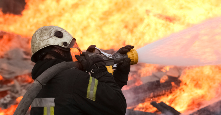 2 hospitalizados, incluido un bombero, tras incendio en una casa en Indialantic