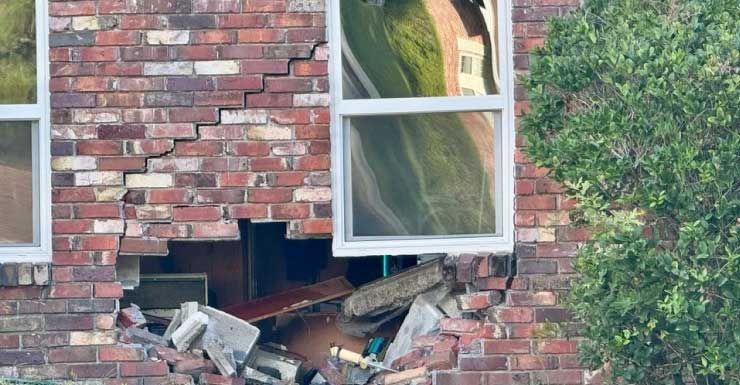 Auto se estrella contra casa en el condado de Escambia tras huir de agentes