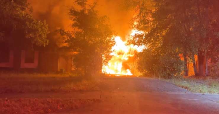 Bomberos combaten incendio en vivienda en DeFuniak Springs