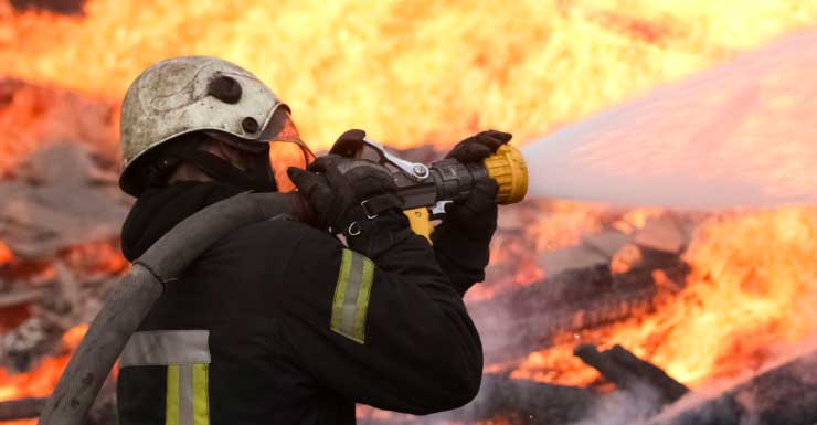 Bomberos de Gainesville apagan incendio en Arbor Apartments