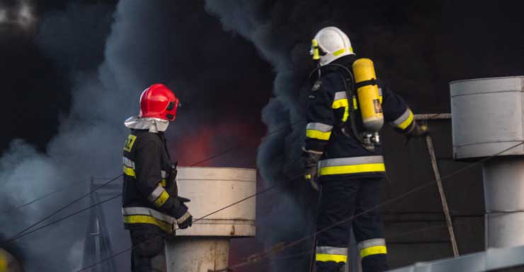 Bomberos de Hillsborough evitan que incendio en garaje se propague dentro de vivienda en Apollo Beach
