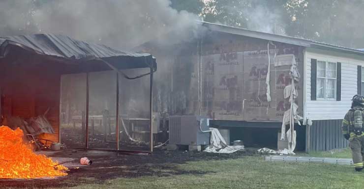 Bomberos del Condado de Bradford extinguen incendio estructural y rescatan mascota