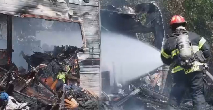 Bomberos del condado de Marion combaten incendio destructivo en una casa rodante