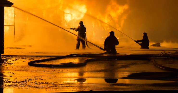 Bomberos extinguen incendio en cobertizo de Silver Springs