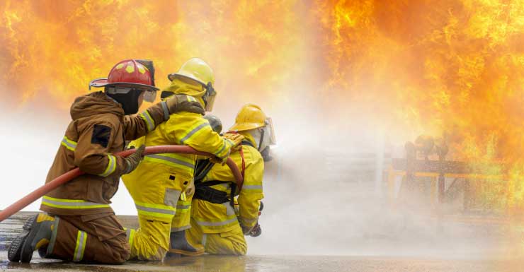 Bomberos rescatan a 2 personas de un apartamento en llamas cerca de Millenia.