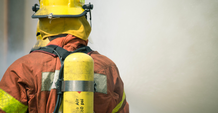 Bomberos rescatan conejos durante incendio en casa móvil en Bonita Springs