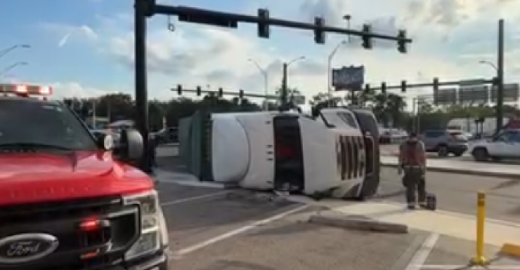 Camión semi-remolque volcado bloquea vías principales en Ocala