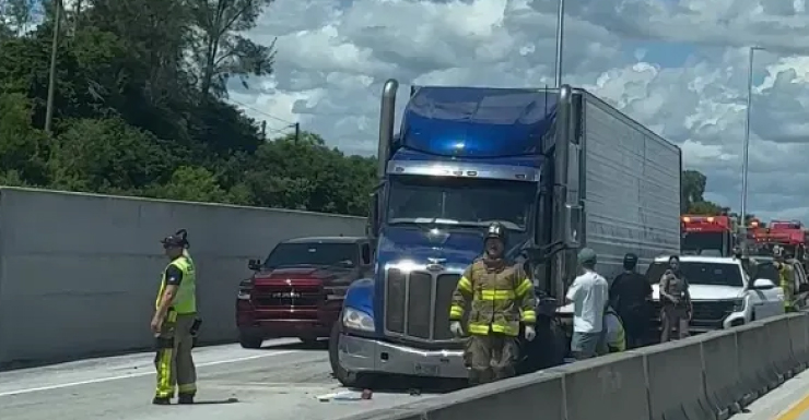 Choque de camión en la autopista Florida Turnpike reduce tráfico a un solo carril en dirección sur
