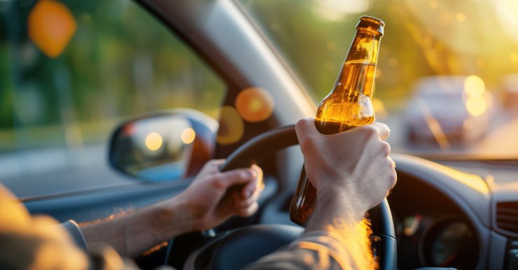 Conductor de Tesla arrestado tras chocar en un canal de Cape Coral y esconderse en un baño portátil