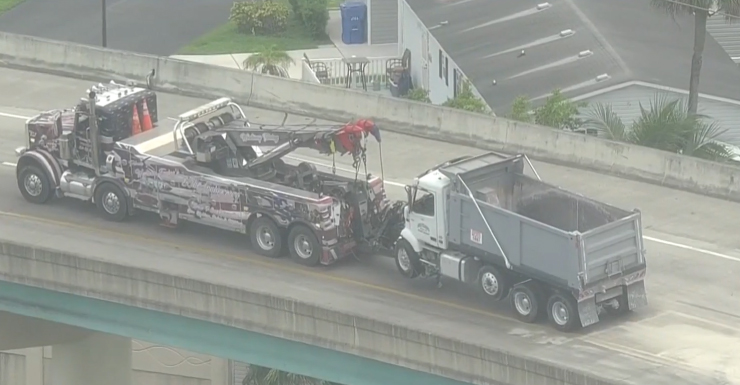 Conductor de volqueta muere en accidente con volcamiento en la rampa hacia la I-595 en Davie