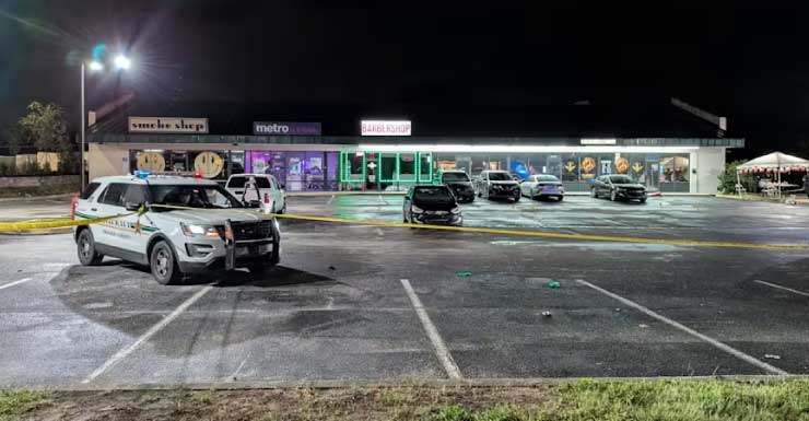 Dos personas baleadas y otra herida en altercado en centro comercial de Orange County sobre University Boulevard
