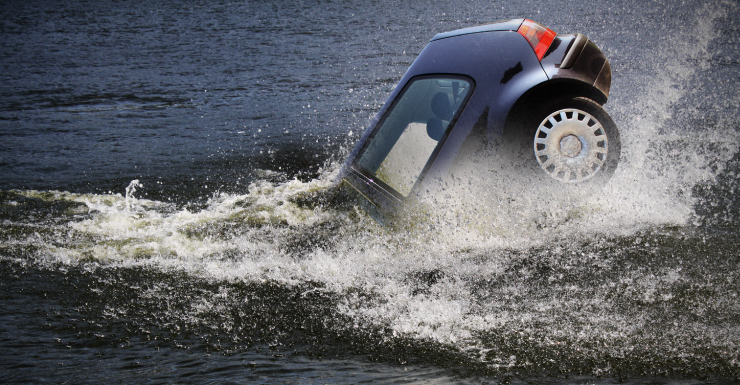 Dos rescatados de un automóvil completamente sumergido por los diputados del Condado de Martin