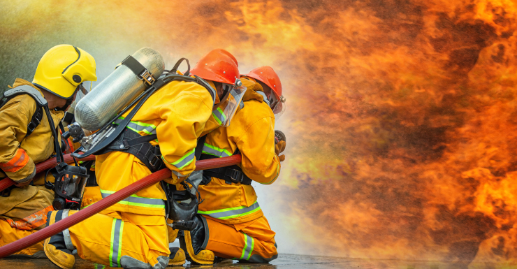 Equipos de bomberos combaten incendio en una vivienda de 20th Ave NE en Golden Gate Estates