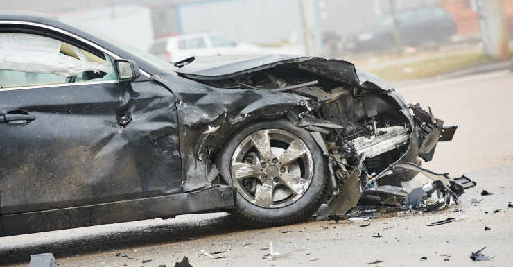 Hombre con 14 armas en su auto choca contra casa en Riviera Beach y amenaza con matar a otros Policía