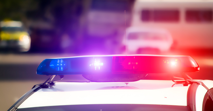 Hombre presuntamente golpea a su vecino tras ser confrontado por vender narcóticos a su hermana