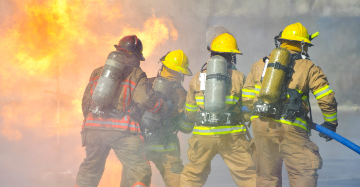 Huéspedes trasladados tras incendio en segundo piso de hostel en Miami Beach; no se reportan heridos