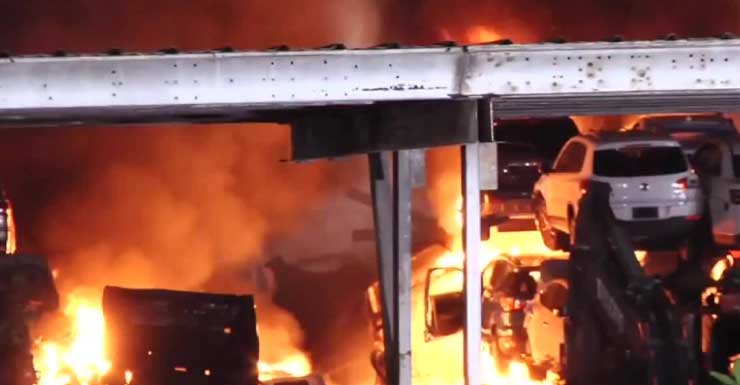 Incendio en depósito de chatarra en Opa-locka consume vehículos y causa daños extensos; no se reportan heridos