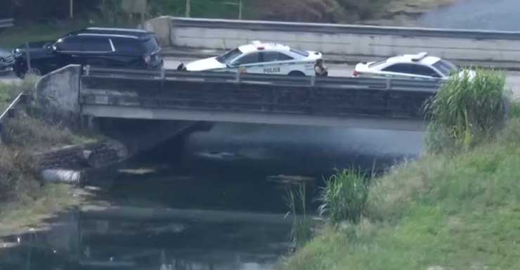 MDFR Conductor trasladado en helicóptero al hospital tras accidente en canal en el suroeste de Miami-Dade