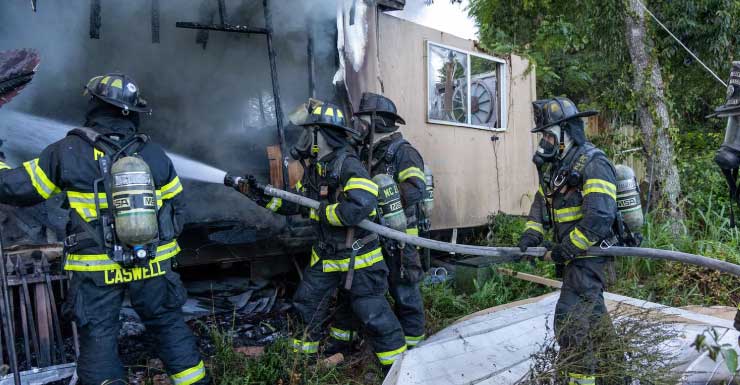 Marion County Fire Rescue combate incendio en casa móvil