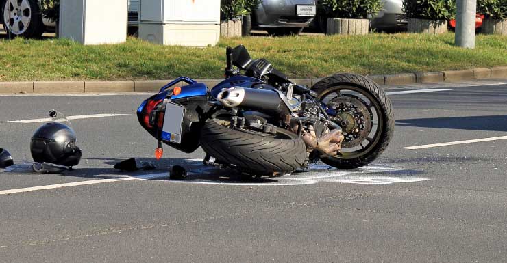 Motociclista herido tras ser expulsado en choque en Hollywood