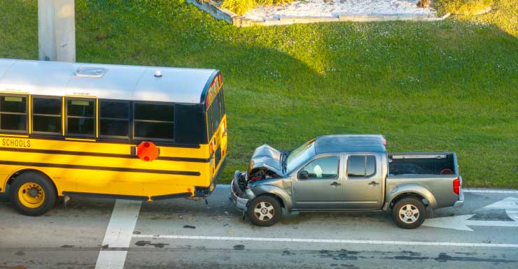 Mujer acusada de causar accidente por DUI con un autobús escolar mientras llevaba a su hija como pasajera