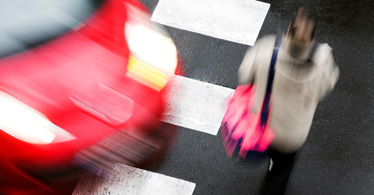 Mujer muere tras ser atropellada por camioneta mientras cruzaba Kings Avenue policía