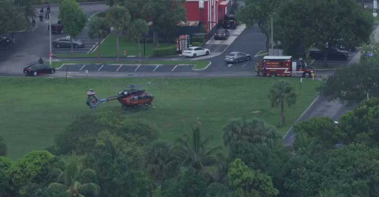 Personal de bomberos de North Lauderdale rescata a conductor de auto volcado en canal