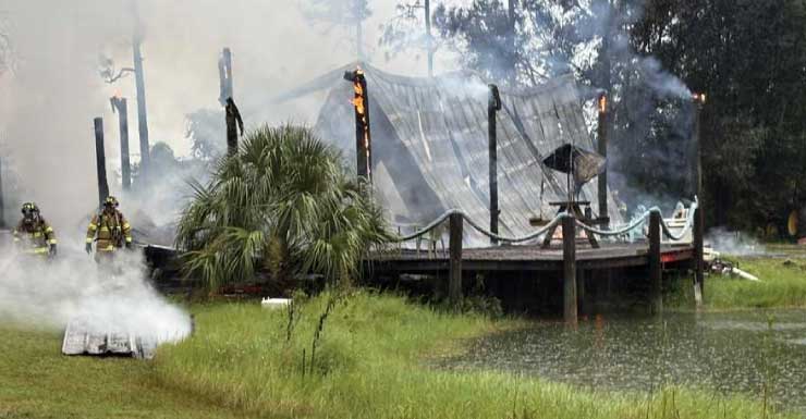 Rayo provoca incendio en una casa del condado de Charlotte