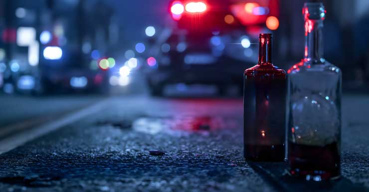 Sospechosa de conducir ebria causa accidente de tres autos y patea a un oficial en el hospital