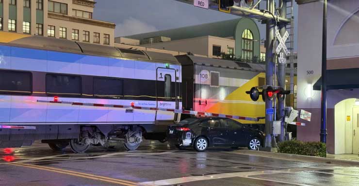 Tren de Brightline choca con automóvil en West Palm Beach